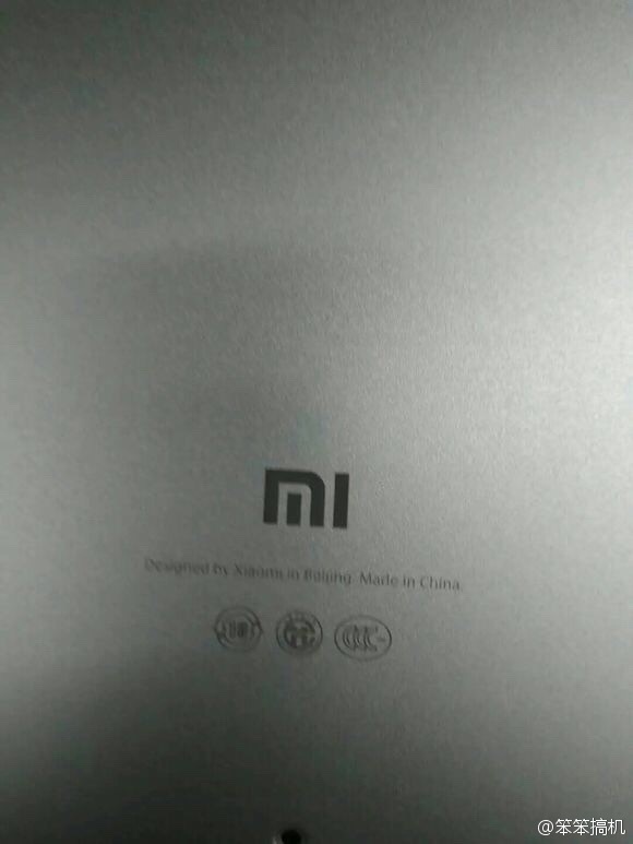 小米筆記本？看樣子面板是鋁模具